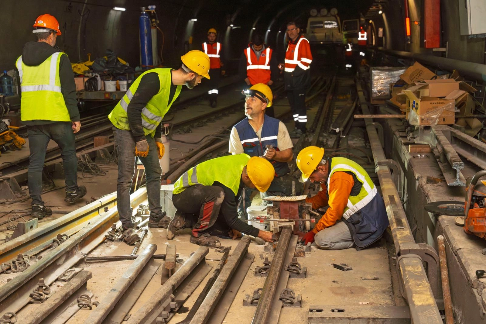 İzmir Bornova’da metro hattında raylar yenileniyor