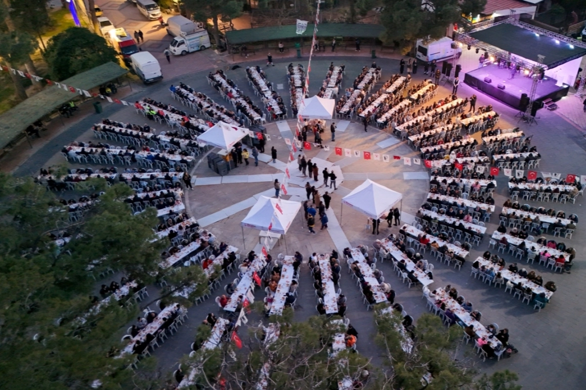 İzmir Bornova’da Kadir Gecesi’nde büyük iftar buluşması