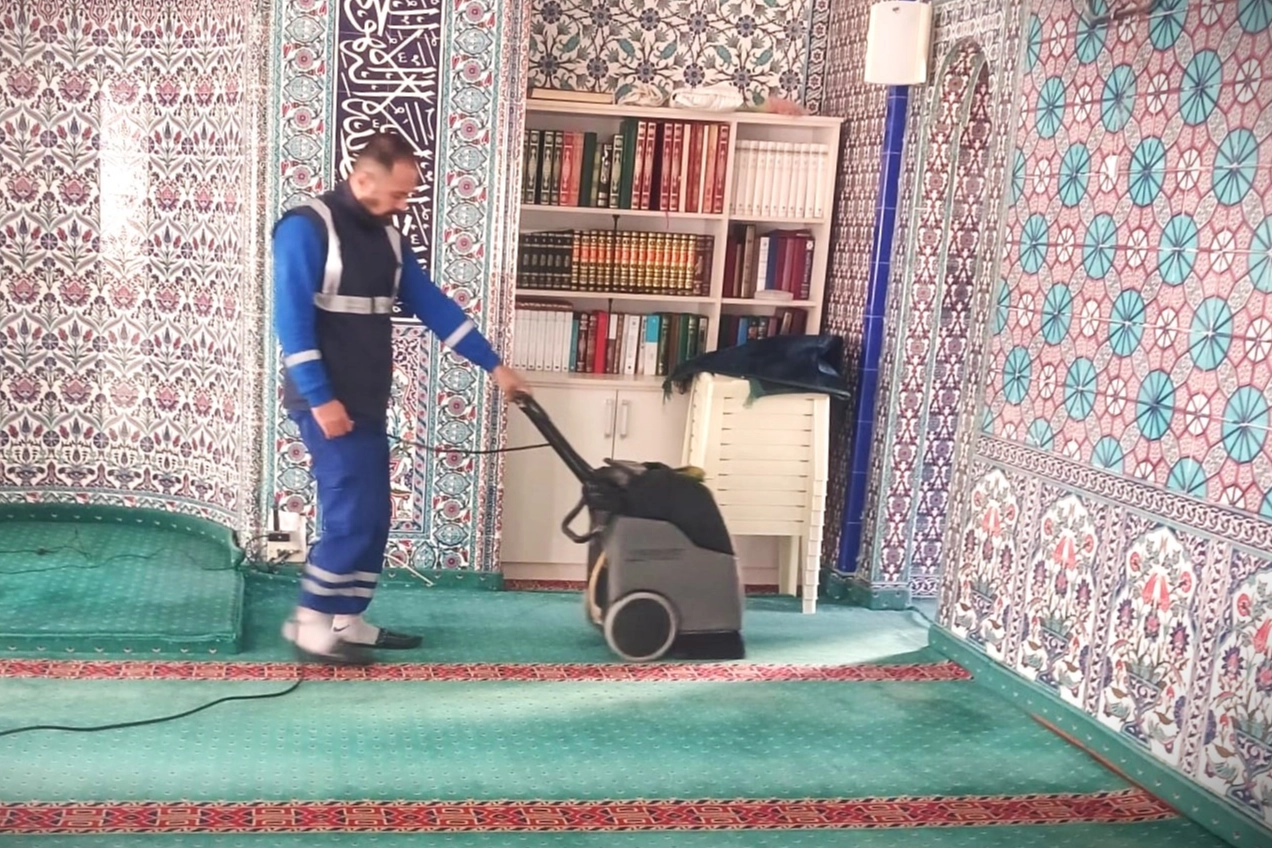 İzmir’in camilerinde bayram temizliği