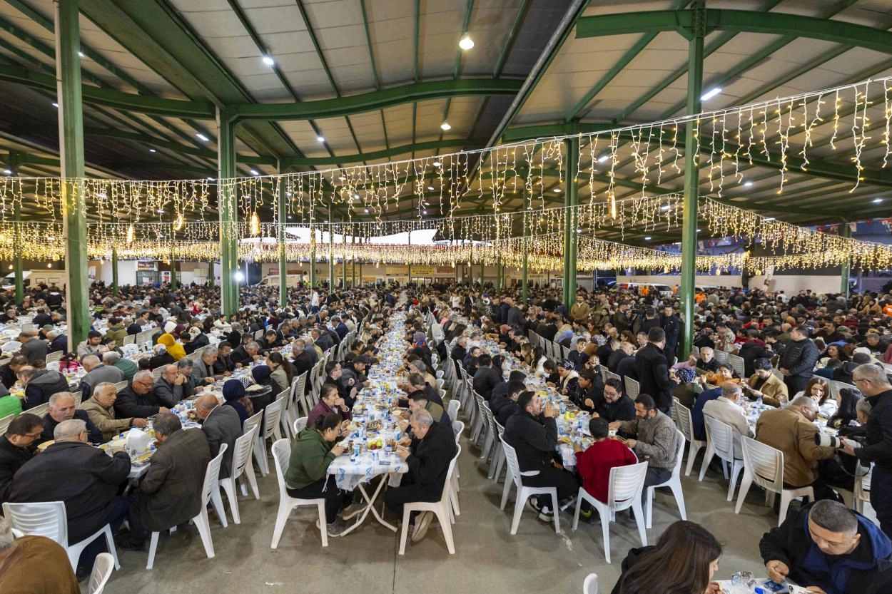 Başkan Seçer Tarsuslularla iftar sofrasında buluştu