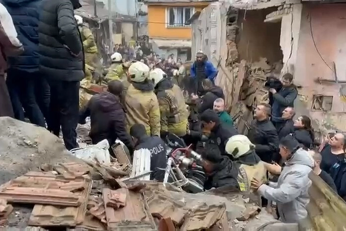 İBB: Fatih'teki bina çökmesinin nedeni inceleniyor