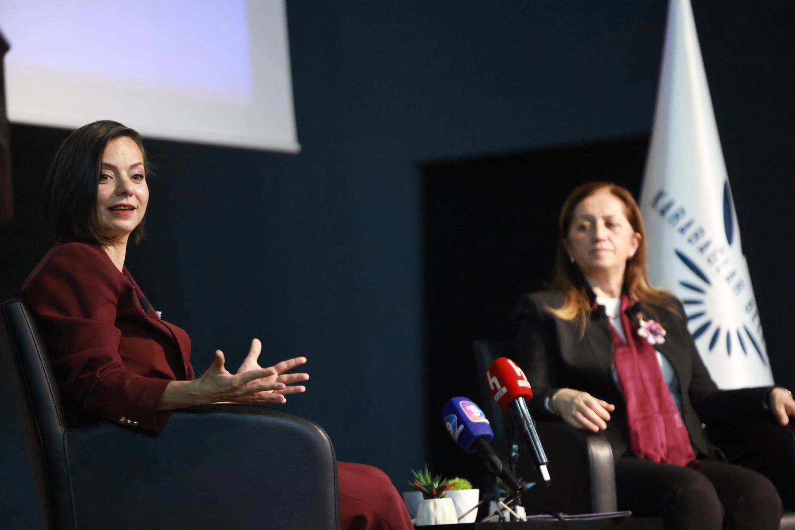 İzmir Karabağlar’da “Kadın ve Emek” forumu