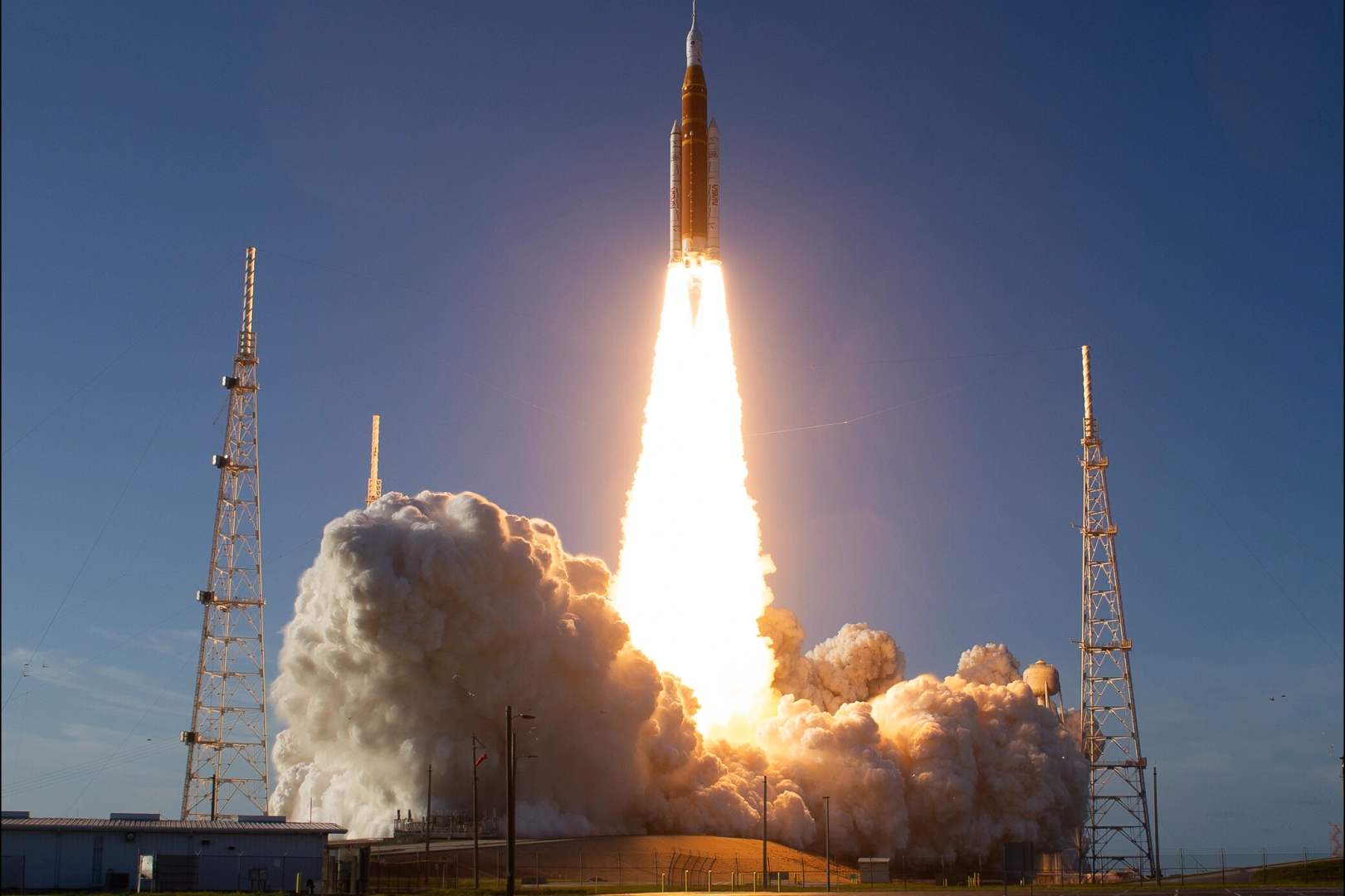 Artemis II görevi başladı... 50 yıl sonra astronotlar Ay yolunda
