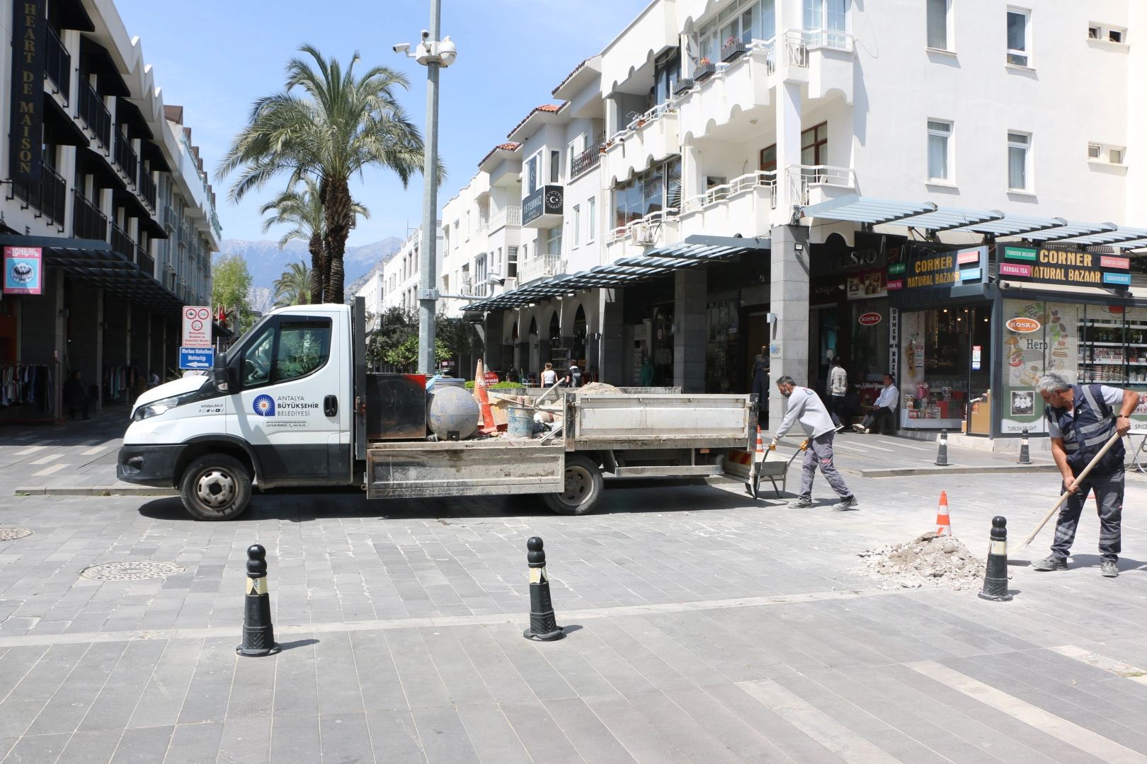 Antalya'da Kemer Liman Caddesi’nde bakım ve onarım