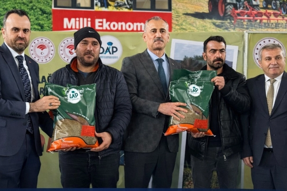Ağrı’da 440 çiftçiye 44 ton yonca tohumu katkısı