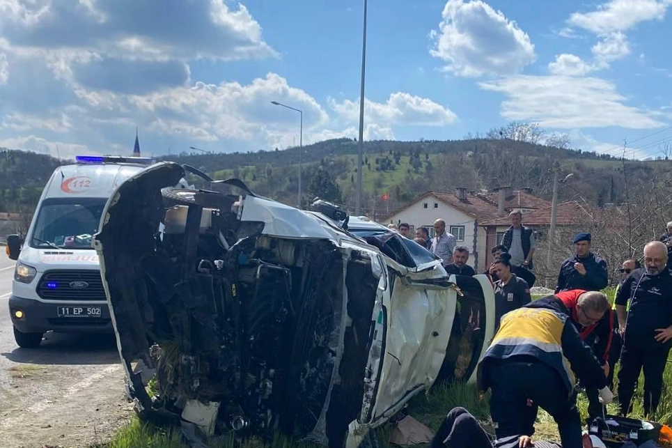 Bilecik Pazaryeri'nde korkutan kaza: 2 yaralı
