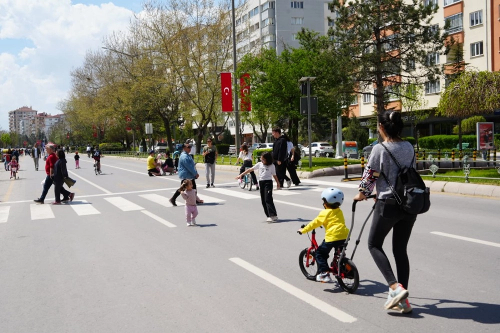  Eskişehir’de sokaklar müziğe açıldı