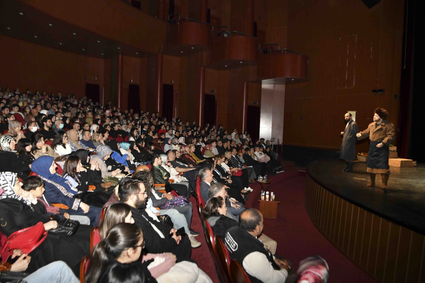 Ankara’da gençlik tiyatrosundan güçlü performans