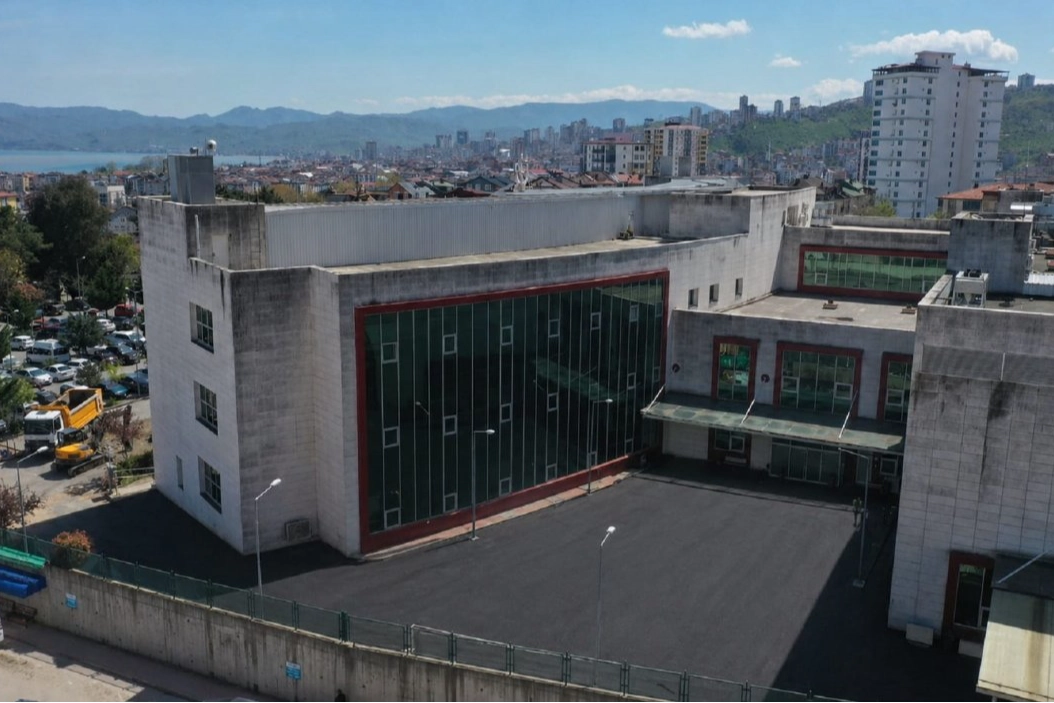 Ordu’da Fatsa Devlet Hastanesi önü sıcak asfaltla yenileniyor