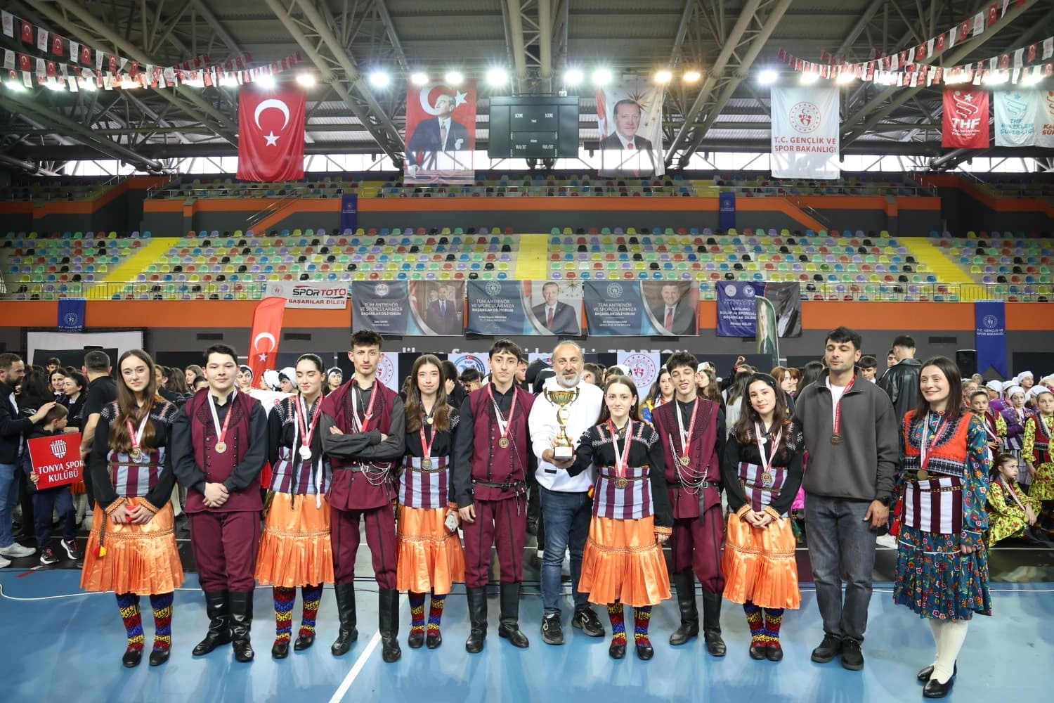Trabzon’da halk oyunlarında çifte şampiyonluk