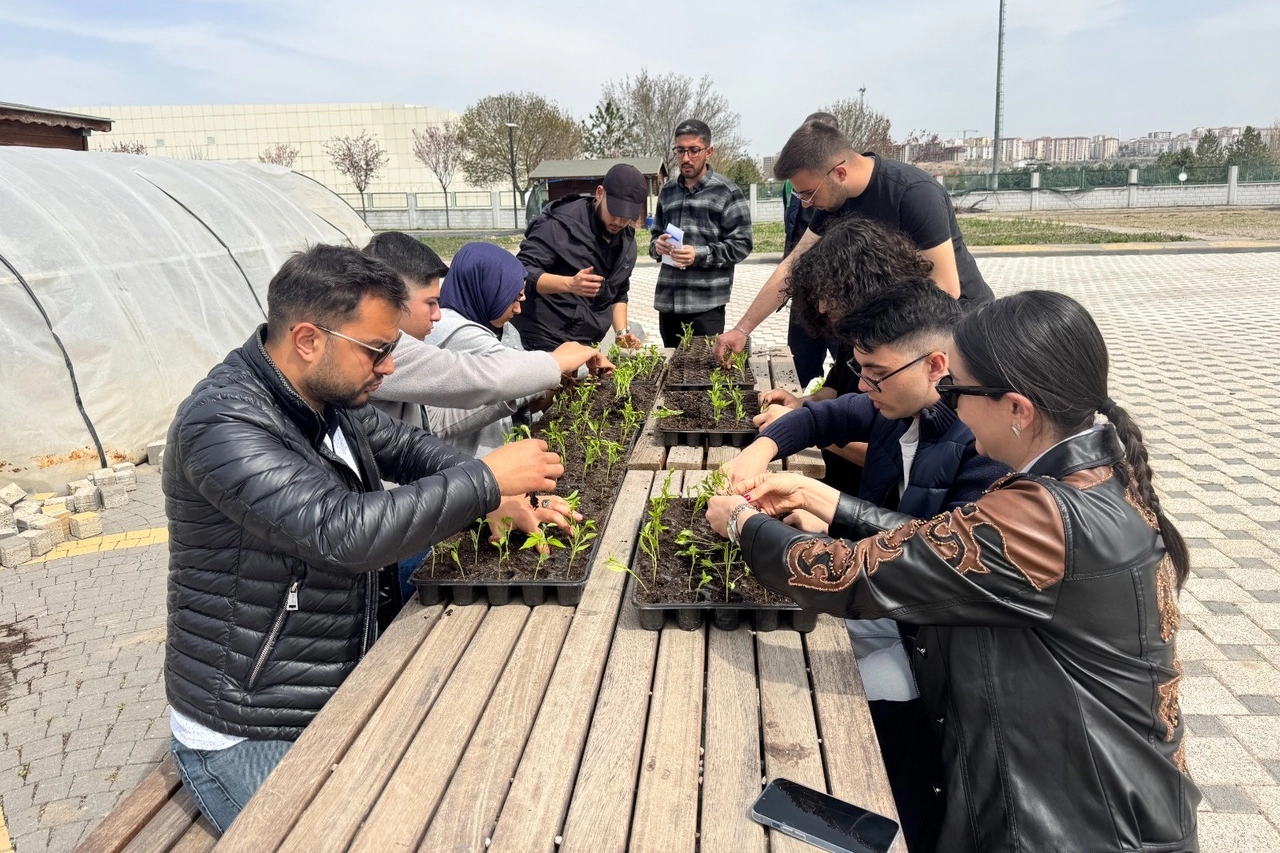 Kayseri Büyükşehir'den üniversitelilere uygulamalı tarım eğitimi