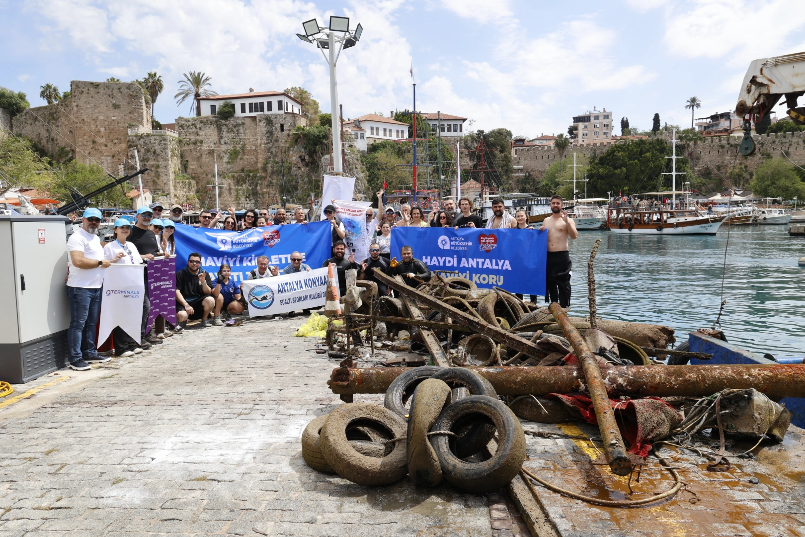 Antalya’da deniz dip temizliği... 5 ton çöp çıkartıldı