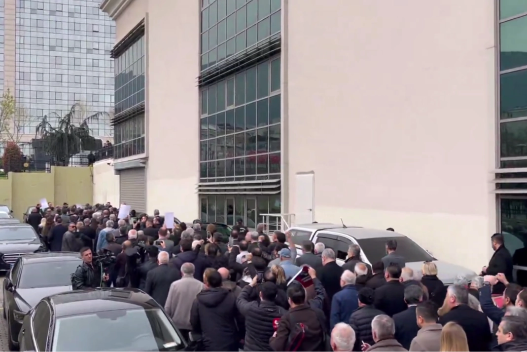 Bursa Büyükşehir'de seçim gerginliği! CHP'liler dışarı çıktı, gerginlik yola taştı!