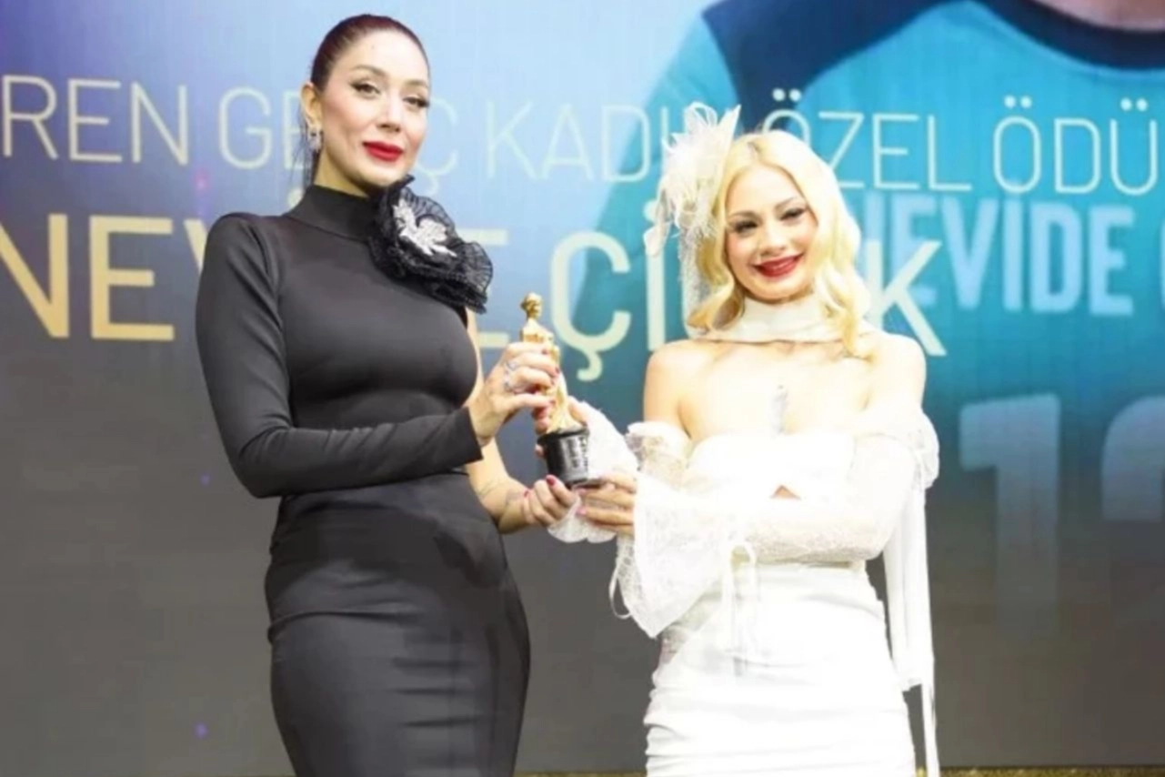 Raffles'ta yıldızlar geçidi: Nevide Çiçek'e 'İlham' Ödülü!