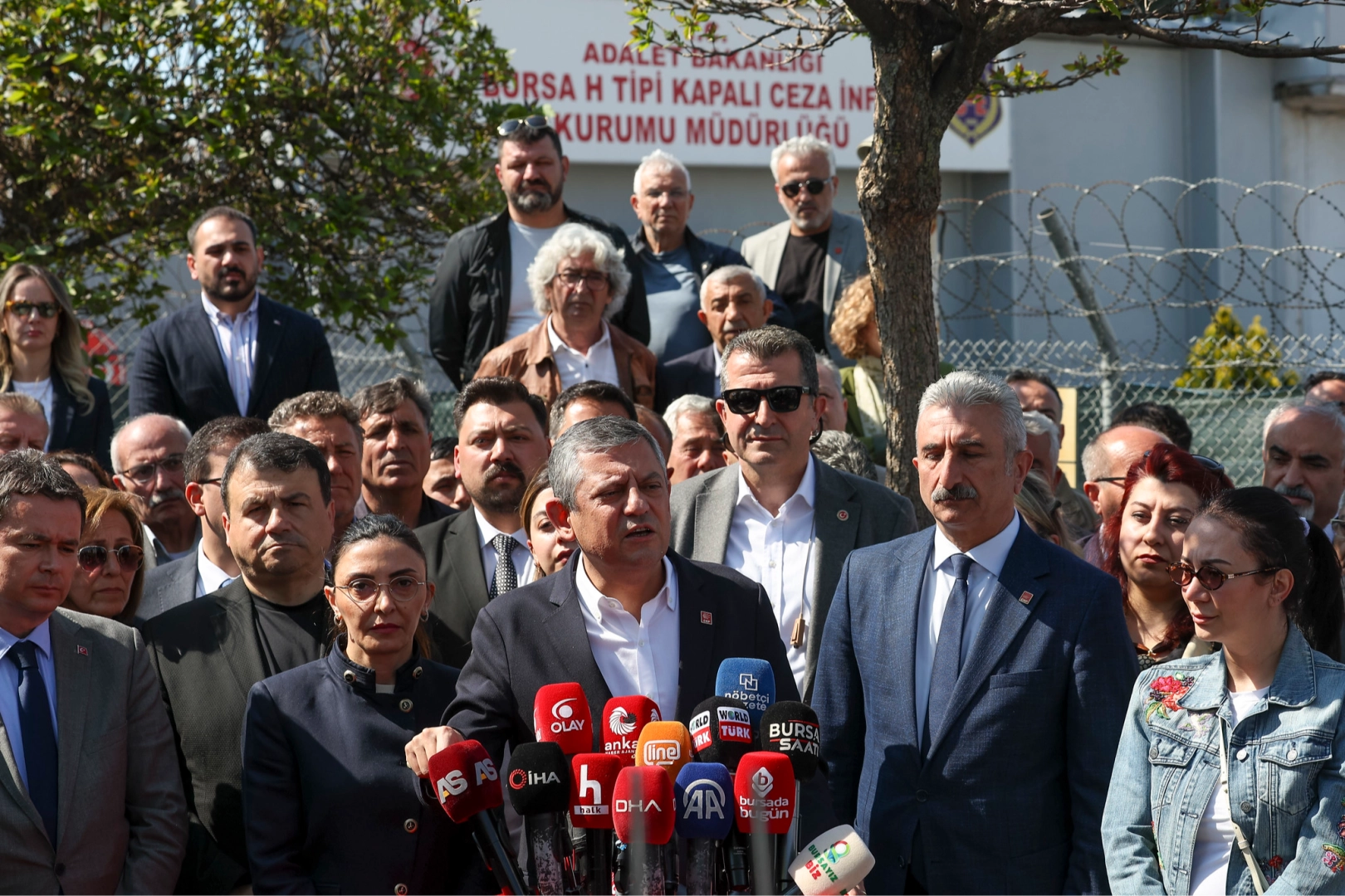 Özgür Özel, Bursa'da tutuklu bulunan Bozbey'i ziyaret etti