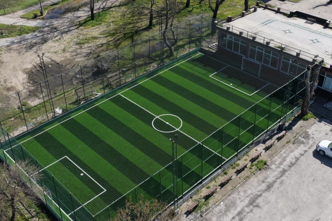 Balıkesir’de mahalleler yeni halı sahalara kavuştu