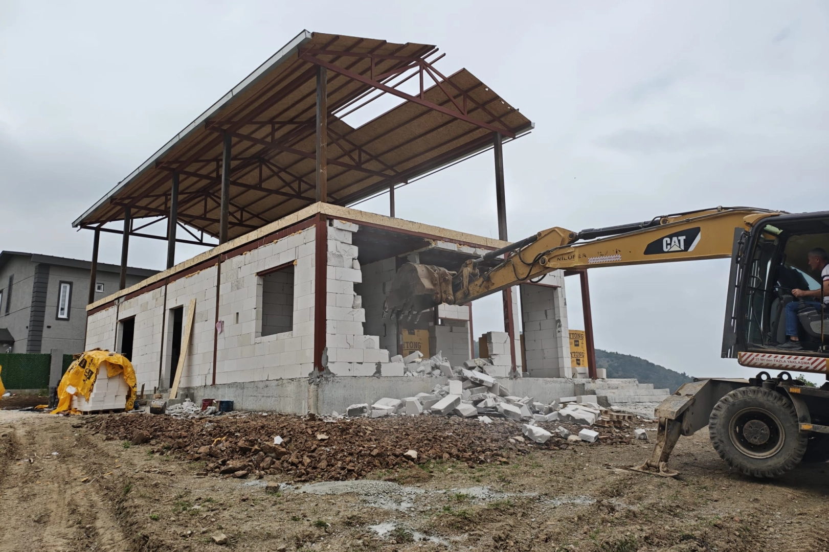 Bursa Nilüfer’de iki kaçak yapı yıkıldı