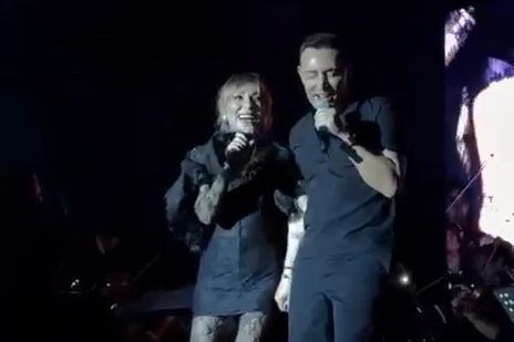 Mustafa Sandal konserinde kraliçe Ziynet Sali'yi ağırladı!