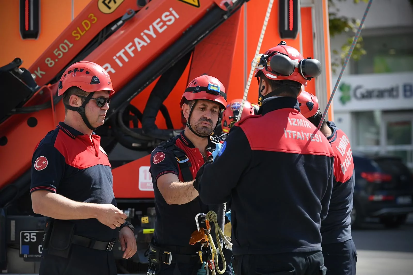 İzmir İtfaiyesi’nden gerçeği aratmayan tatbikat