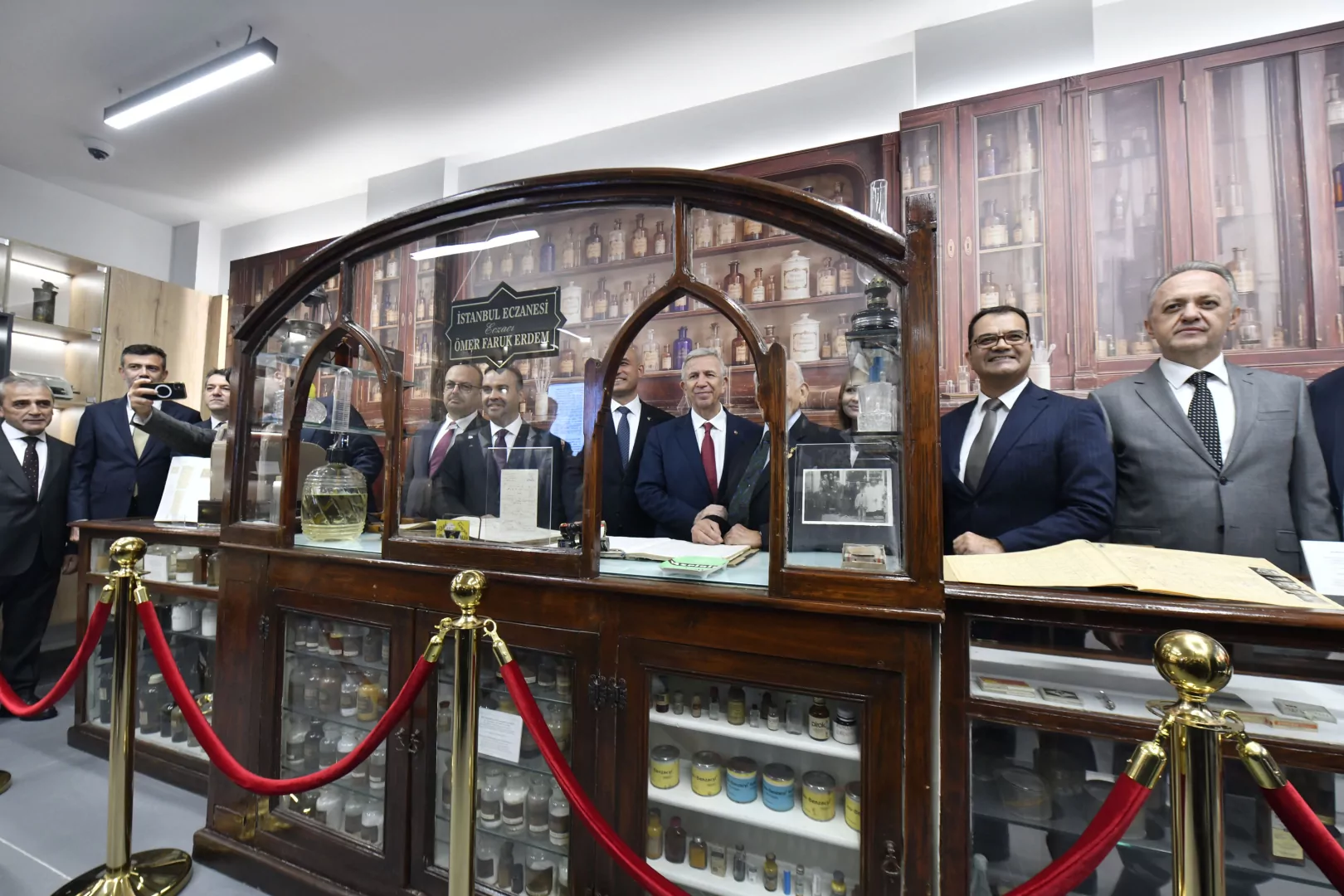 Ankara Eczacılık Tarihi Sergievi ziyaretçilerini ağırlamaya başladı