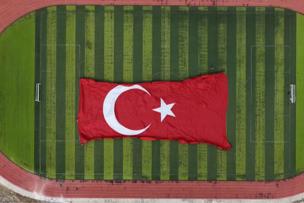 Gökyüzünde Türk bayrağıyla rekor! 3 bin 37 metrekarelik dev bayrak dalgalandırıldı
