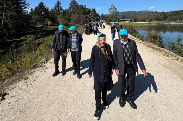 Sakarya YADEM yaşlılarından Taraklı Karagöl’de huzur dolu gün